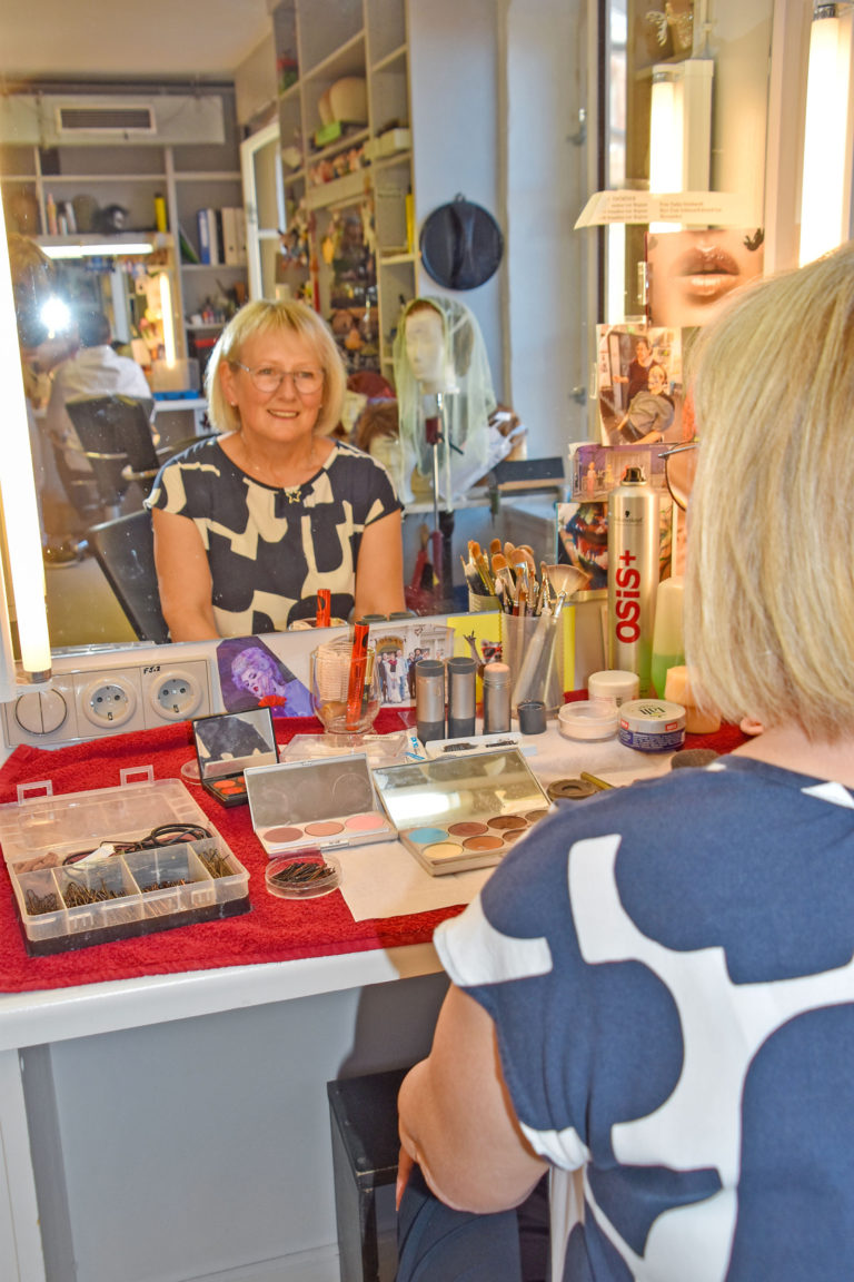 Die Haare schön für die Theaterrolle