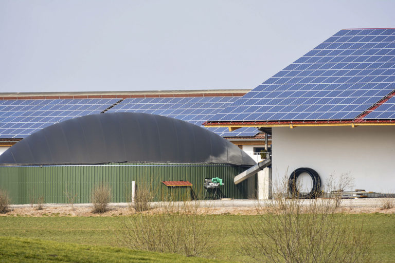 Mehr Strom durch Photovoltaik, weniger aus Biomasse